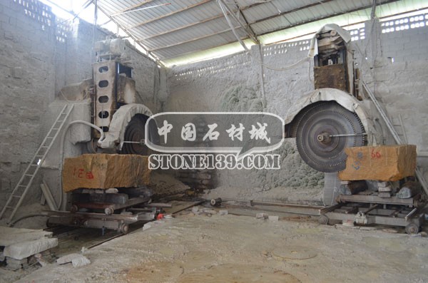 花崗巖大切加工車(chē)間
