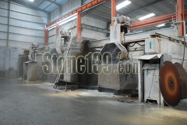 龍翔石業(yè)荒料大切加工