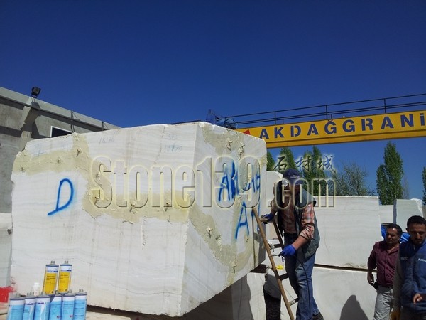 【應用】大理石荒料補膠現場（圖）