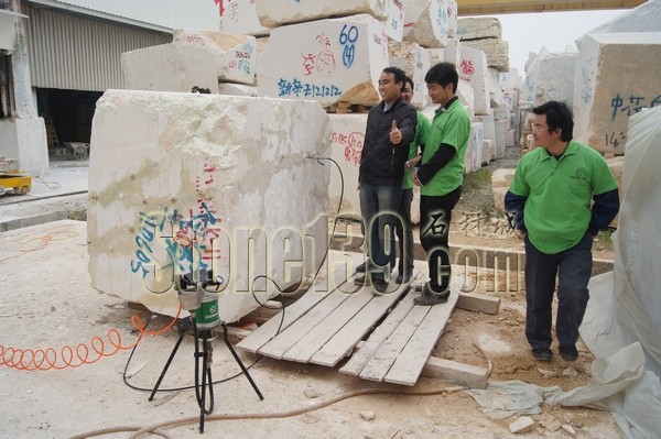 【應用】大理石荒料補膠現場（圖）