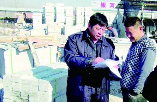 東港區集中拆遷陳疃鎮222省道路段旁的石材企業，規劃發展綠色產業，實現經濟發展與環境保護的雙贏