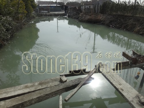 吳中區臨湖鎮石材廠排放污水染白河流 環保局督促整改