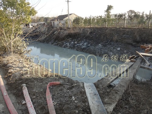 吳中區臨湖鎮石材廠排放污水染白河流 環保局督促整改