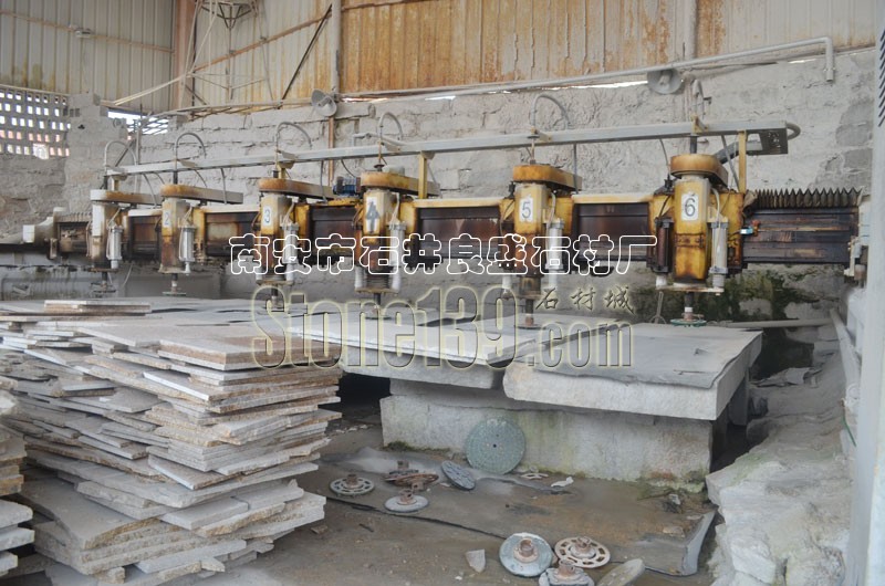 良盛石材銹石花崗巖自動(dòng)磨拋設(shè)備加工車間