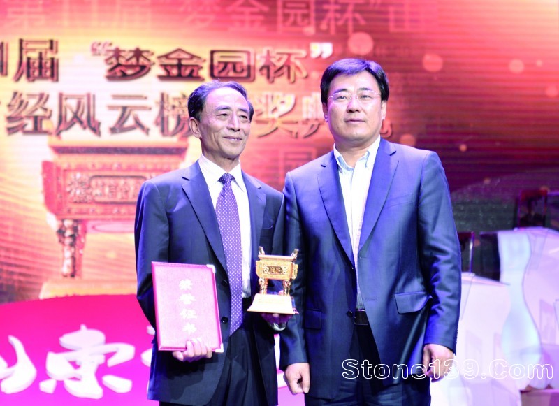 齊魯傳媒集團副總編輯、經濟導報社總編輯劉加增右為孫玉林頒獎