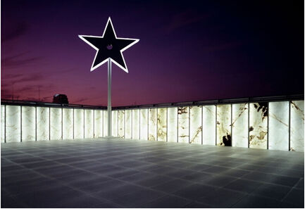 長久以來，鋼筋森林生硬的灰白色調，冷硬的水泥瓷磚，已經讓人們感到厭倦。高端別墅中千篇一律的假山和松木、酒店客廳金碧輝煌的瓷磚則略顯低端。講求生活品味的人士紛紛尋找更有文化底蘊的建筑材料，并將目光投向東方的建筑美學傳統。中國的青磚、白墻、黑瓦充滿禪意美，日本的原木建筑則不失簡約美，而近幾年，同樣有著深厚文化傳統的玉石也逐漸走俏，成為建筑市場的寵兒。