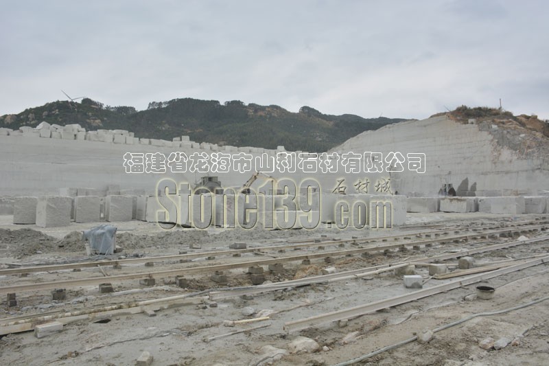 虎皮白礦山現場