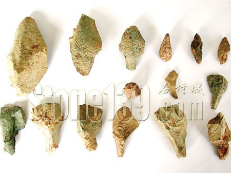 史前石器，石材收藏?zé)? /><br />
<br />
走進(jìn)呼市各大收藏市場(chǎng)，在許多古玩店當(dāng)中都會(huì)看到石頭的藏品。這些石頭有內(nèi)蒙古特色的風(fēng)凌石收藏，有元代的石器收藏，但這些石頭藏品體積往往較大。而相對(duì)于這些大體積的石頭，有些小石頭的收藏更受藏友們關(guān)注，那就是新石器時(shí)代的石器收藏。<br />
<br />
&ldquo;這些石頭原來(lái)都是新石器時(shí)代古人從事生產(chǎn)勞動(dòng)的工具，最為常見(jiàn)的就是磨制石器，就是表面磨光的。先將<a href=