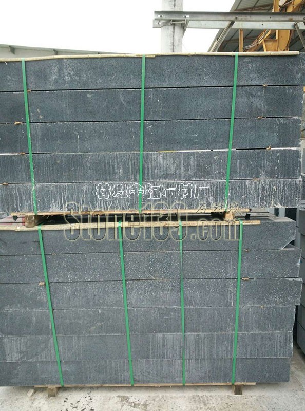 金福石材嚴格把好質量關生產經營芝麻黑G654墓碑石、路沿石