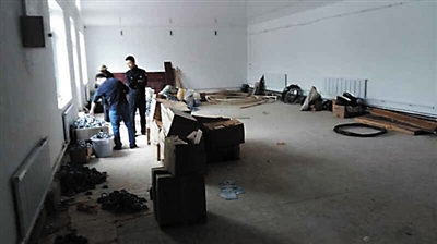 ▲警方在廠房?jī)?nèi)調(diào)查取證。