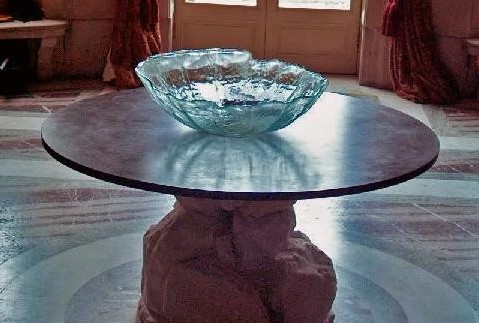 用石材做臺(tái)面板,不管是在國(guó)內(nèi)還是在國(guó)外都非常流行,石材臺(tái)面 板不僅美觀而且實(shí)用。本文主要展示幾款石材桌面設(shè)計(jì)。
桌子由石材和木材做成,石材臺(tái)面板比木材臺(tái)面板更實(shí)用,不容易形成杯子或其它器物的壓痕。相關(guān)品種推薦:黃金天龍
這張桌子完全由天然石材做成,桌腳是石材的雕刻工藝,如同象腳或是鷹爪。相關(guān)品種介紹:絲綢之路、魚(yú)肚白、雪花白
桌子臺(tái)面板近景特寫(xiě) 石材的紋理變化如同微風(fēng)拂過(guò)的水面 擊擊層層漪漣 相關(guān)品種推薦:海紋玉
桌子臺(tái)面板 這個(gè)設(shè)計(jì)的獨(dú)特之處在于充分利用石材的透光性 相關(guān)品種推薦:黃玉石
此桌子設(shè)計(jì)的獨(dú)特之處在于巖石桌底和圓型桌面 桌面的圓形和地面水刀拼花正好交相呼應(yīng) 相關(guān)品種推薦:白筋紅
桌底巖石特寫(xiě)