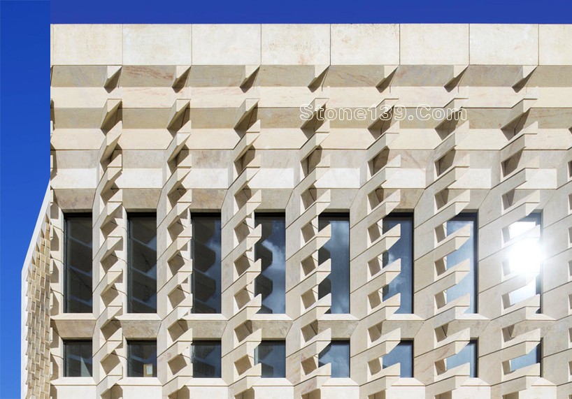 倫佐&middot;皮亞諾設計的&ldquo;城市之門&rdquo;項目接近收尾：鏤空石材立面吸睛