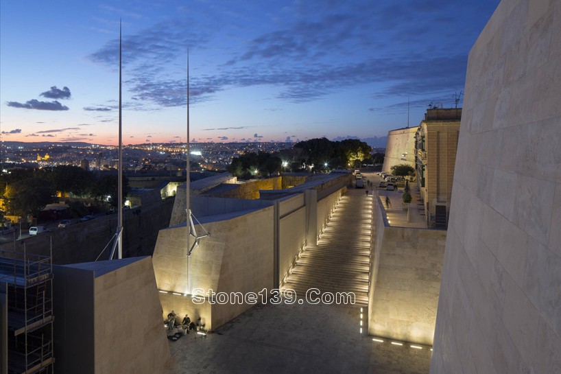 倫佐&middot;皮亞諾設計的&ldquo;城市之門&rdquo;項目接近收尾：鏤空石材立面吸睛