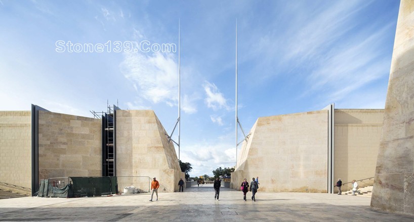 倫佐&middot;皮亞諾設計的&ldquo;城市之門&rdquo;項目接近收尾：鏤空石材立面吸睛