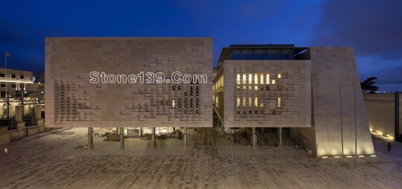 倫佐&middot;皮亞諾設計的&ldquo;城市之門&rdquo;項目接近收尾：鏤空石材立面吸睛