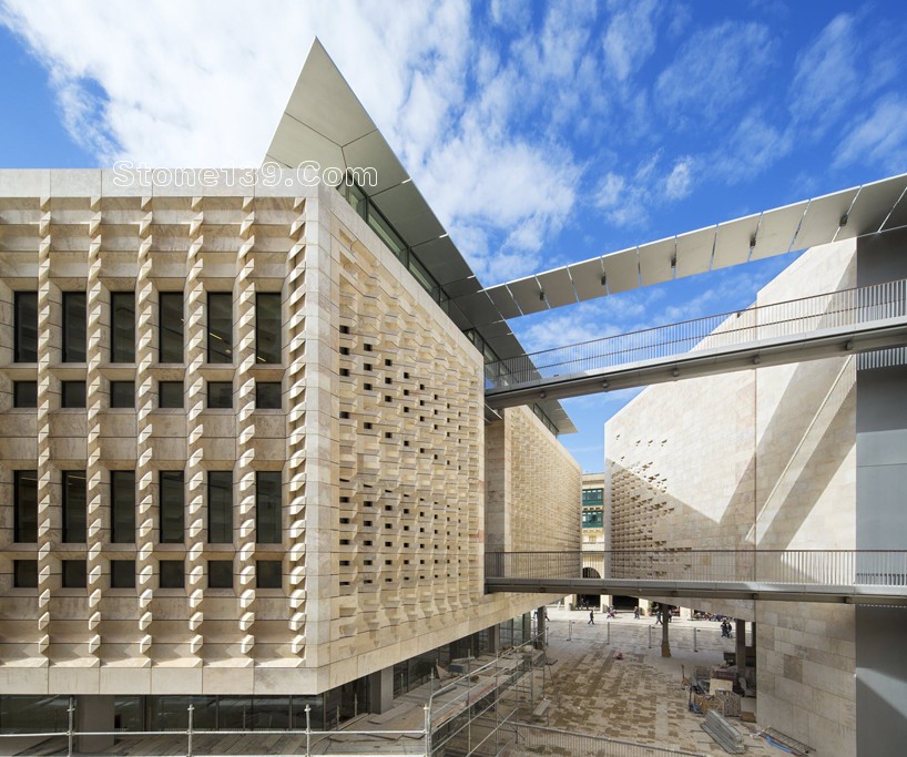 倫佐&middot;皮亞諾設計的&ldquo;城市之門&rdquo;項目接近收尾：鏤空石材立面吸睛