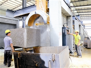 岑溪市糯垌鎮(zhèn)三興石材加工區(qū)開(kāi)云石業(yè)公司車間