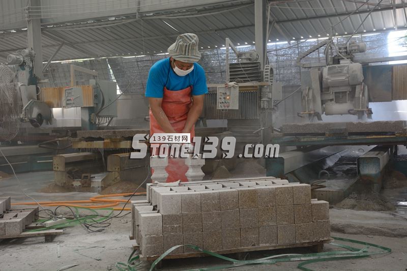 恒毅輝杰石材主營花崗巖欄桿、圓球、仿型異形等石材加工產品