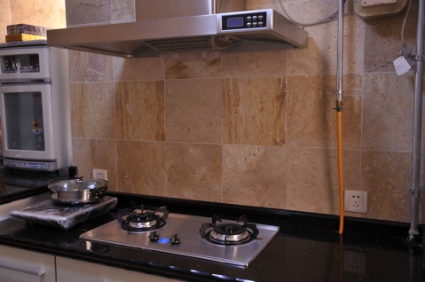 用三種石材(青石、洞石、花崗巖)打造的廚房裝飾