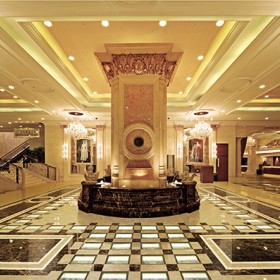 深啡網地鋪拼花 弧形柱座應用