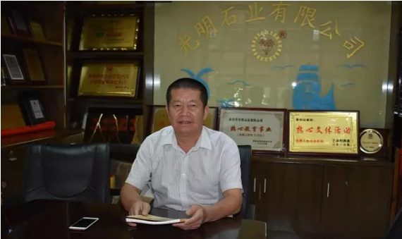 開手扶拖拉機起家的黃明經，如何成為南安石材人敬重的前輩？