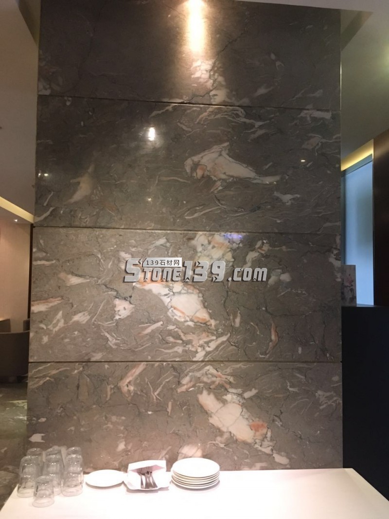 光宇石業(yè)主營藍(lán)色妖姬（藍(lán)山灰）、蔚藍(lán)海岸（紫羅蘭）、阿曼玫瑰、意大利冰玉等大理石產(chǎn)品