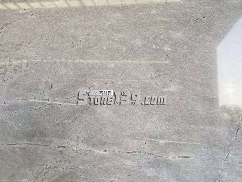 銀鼎灰一款有著大理石板面和花崗巖材質的石材