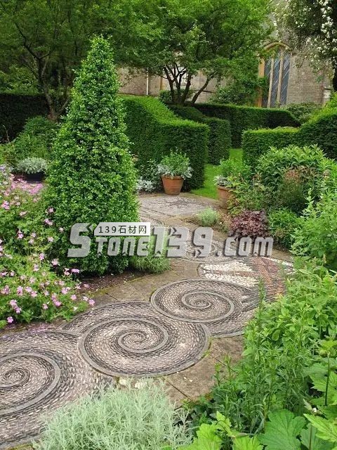 實用與藝術感并存&mdash;鵝卵石的鋪裝應用