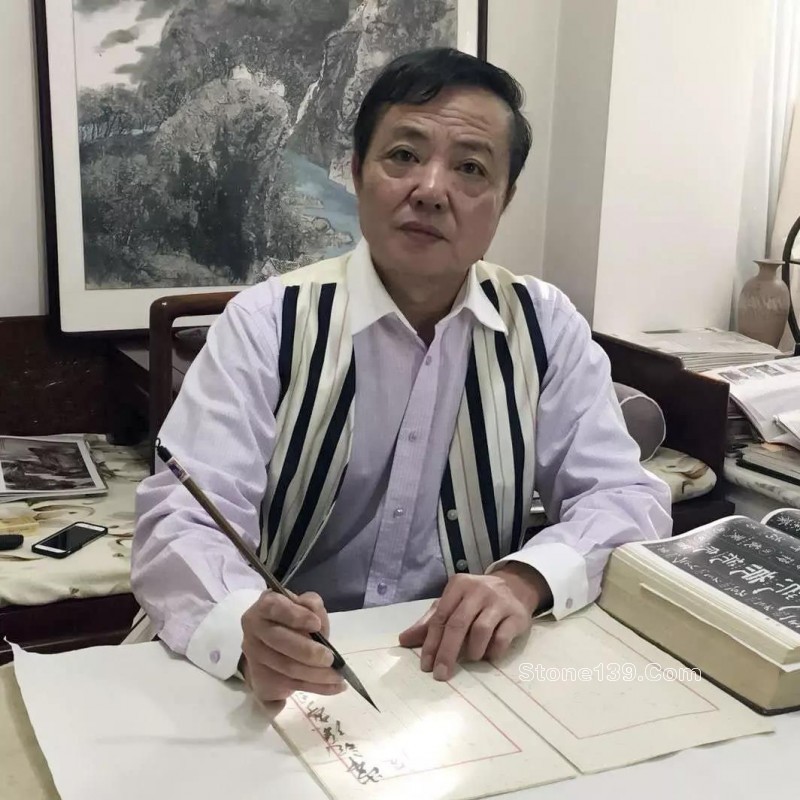 張華中，號(hào)晚風(fēng)、匏簃齋主，1956年出生于北京。祖籍山東陵縣