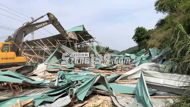 廣東云浮云城區強制拆除連片違規石材企業