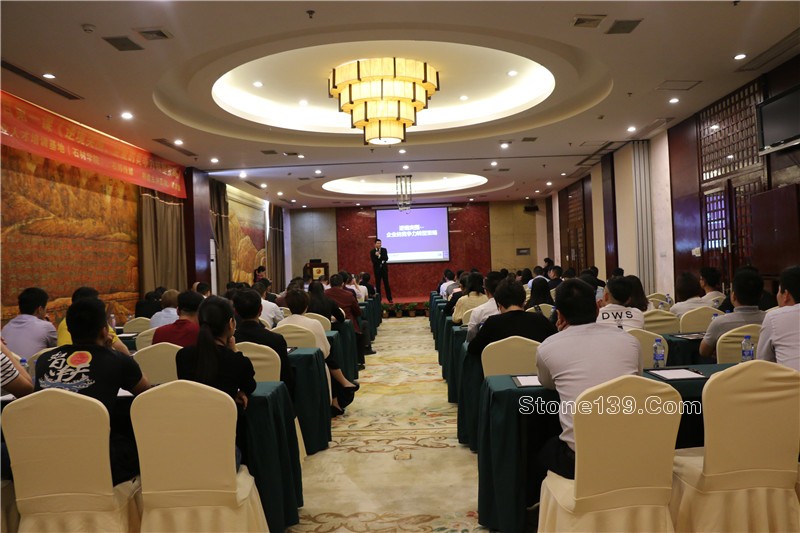 &nbsp;4月18日下午，石邦慈善之夜公益項目第一課《逆境突圍，企業的競爭力轉型策略》在五洲酒店3樓中會議廳如約開講。