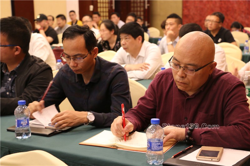 &nbsp;4月18日下午，石邦慈善之夜公益項目第一課《逆境突圍，企業的競爭力轉型策略》在五洲酒店3樓中會議廳如約開講。