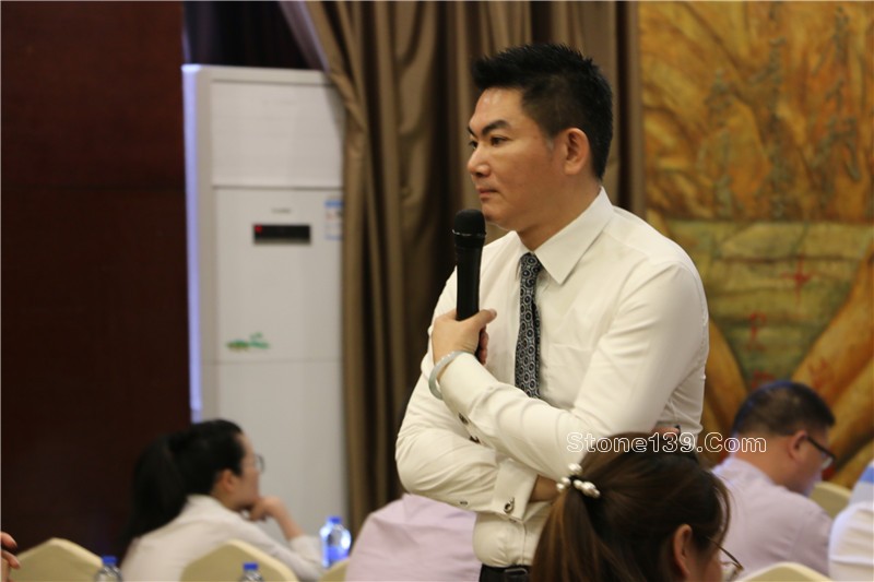 &nbsp;4月18日下午，石邦慈善之夜公益項目第一課《逆境突圍，企業的競爭力轉型策略》在五洲酒店3樓中會議廳如約開講。