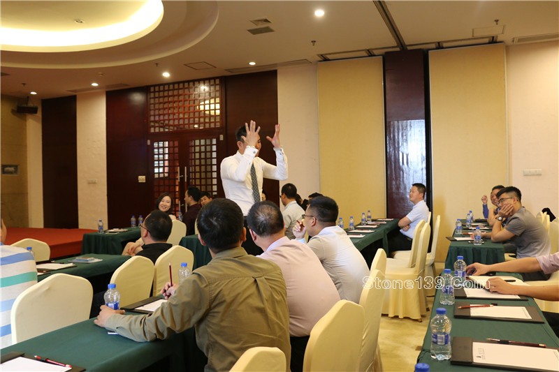 &nbsp;4月18日下午，石邦慈善之夜公益項目第一課《逆境突圍，企業的競爭力轉型策略》在五洲酒店3樓中會議廳如約開講。