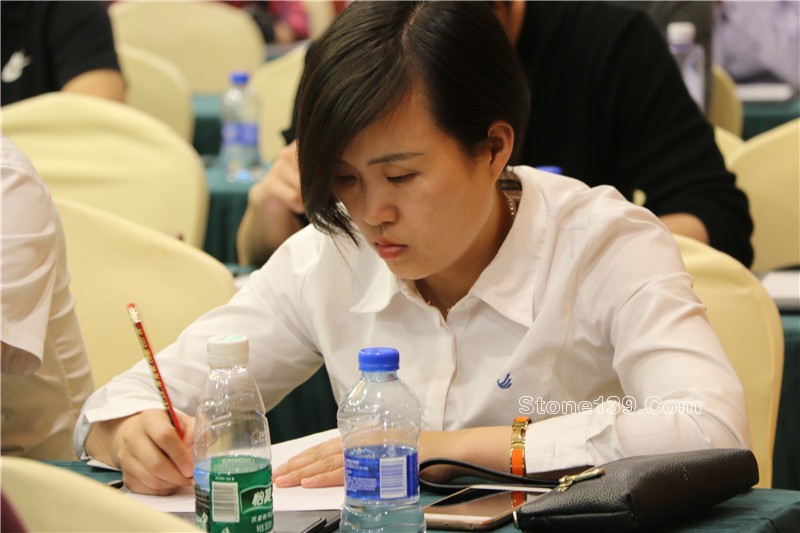 &nbsp;4月18日下午，石邦慈善之夜公益項目第一課《逆境突圍，企業的競爭力轉型策略》在五洲酒店3樓中會議廳如約開講。