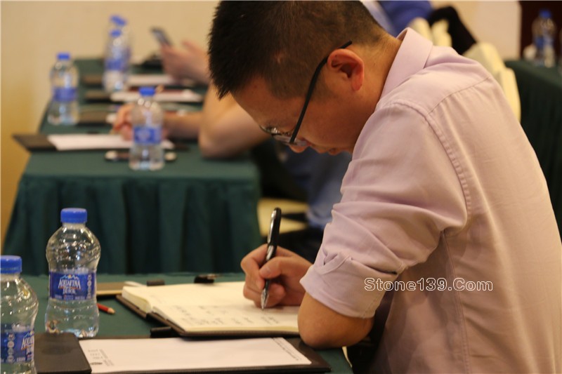 &nbsp;4月18日下午，石邦慈善之夜公益項目第一課《逆境突圍，企業的競爭力轉型策略》在五洲酒店3樓中會議廳如約開講。