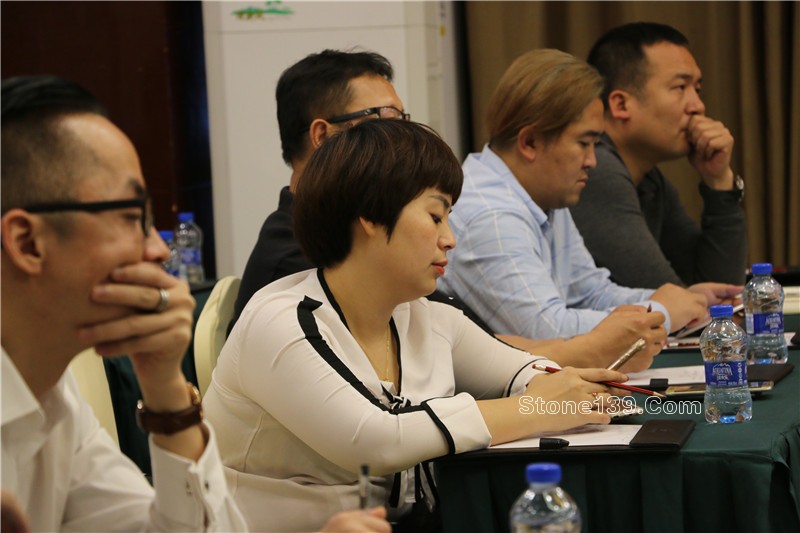 &nbsp;4月18日下午，石邦慈善之夜公益項目第一課《逆境突圍，企業的競爭力轉型策略》在五洲酒店3樓中會議廳如約開講。