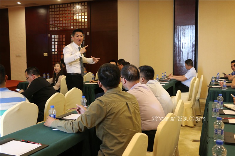 &nbsp;4月18日下午，石邦慈善之夜公益項目第一課《逆境突圍，企業的競爭力轉型策略》在五洲酒店3樓中會議廳如約開講。