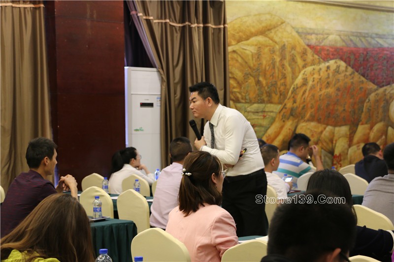 &nbsp;4月18日下午，石邦慈善之夜公益項目第一課《逆境突圍，企業的競爭力轉型策略》在五洲酒店3樓中會議廳如約開講。