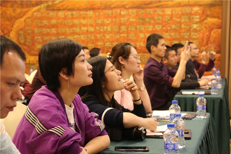 &nbsp;4月18日下午，石邦慈善之夜公益項目第一課《逆境突圍，企業的競爭力轉型策略》在五洲酒店3樓中會議廳如約開講。