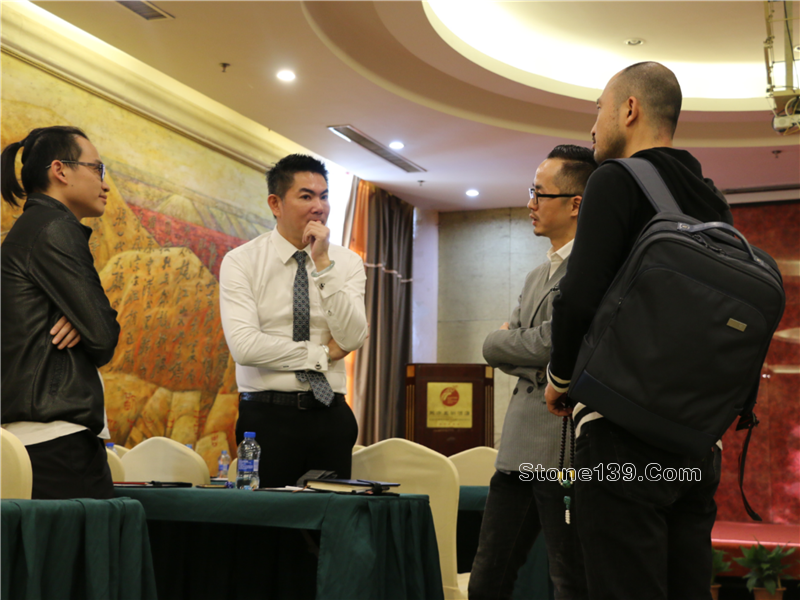 &nbsp;4月18日下午，石邦慈善之夜公益項目第一課《逆境突圍，企業的競爭力轉型策略》在五洲酒店3樓中會議廳如約開講。