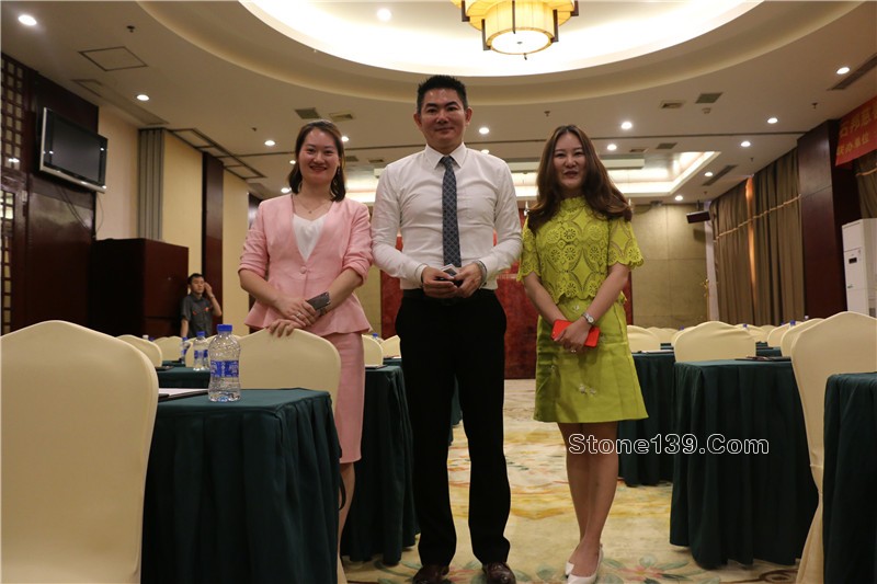 &nbsp;4月18日下午，石邦慈善之夜公益項目第一課《逆境突圍，企業的競爭力轉型策略》在五洲酒店3樓中會議廳如約開講。