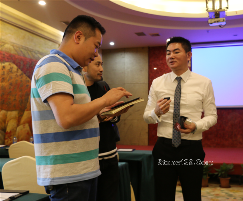 &nbsp;4月18日下午，石邦慈善之夜公益項目第一課《逆境突圍，企業的競爭力轉型策略》在五洲酒店3樓中會議廳如約開講。