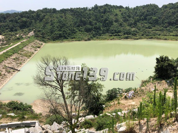 都昌縣東升水庫被當(dāng)作采石場(chǎng)的渣場(chǎng)，成了&ldquo;牛奶湖&rdquo;