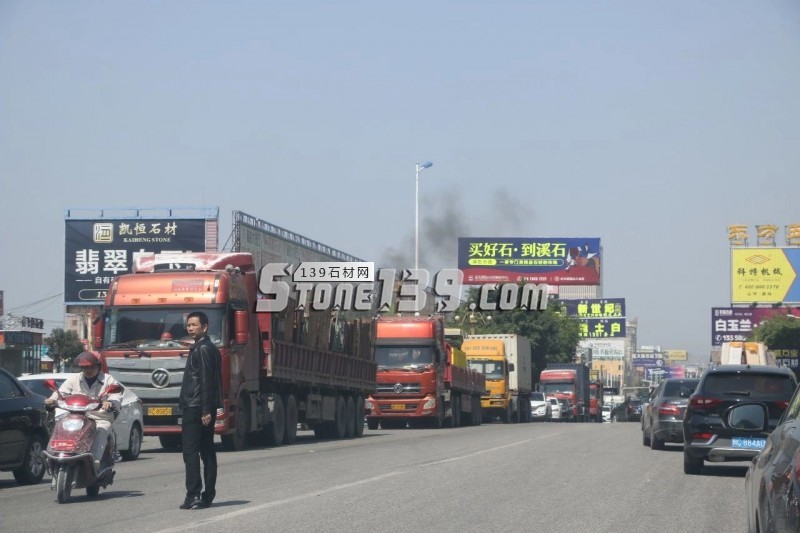 在水頭,當(dāng)你身處石材貨車長流,你在想什么?