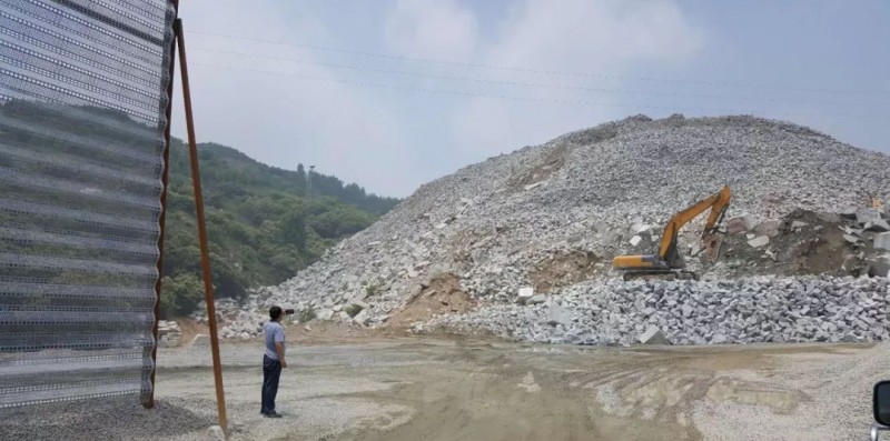 山東五蓮縣安監局聘請安全專家對全縣136處花崗石廢料渣場進行安全檢查