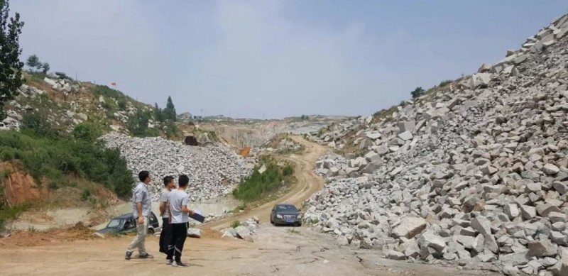 山東五蓮縣安監局聘請安全專家對全縣136處花崗石廢料渣場進行安全檢查