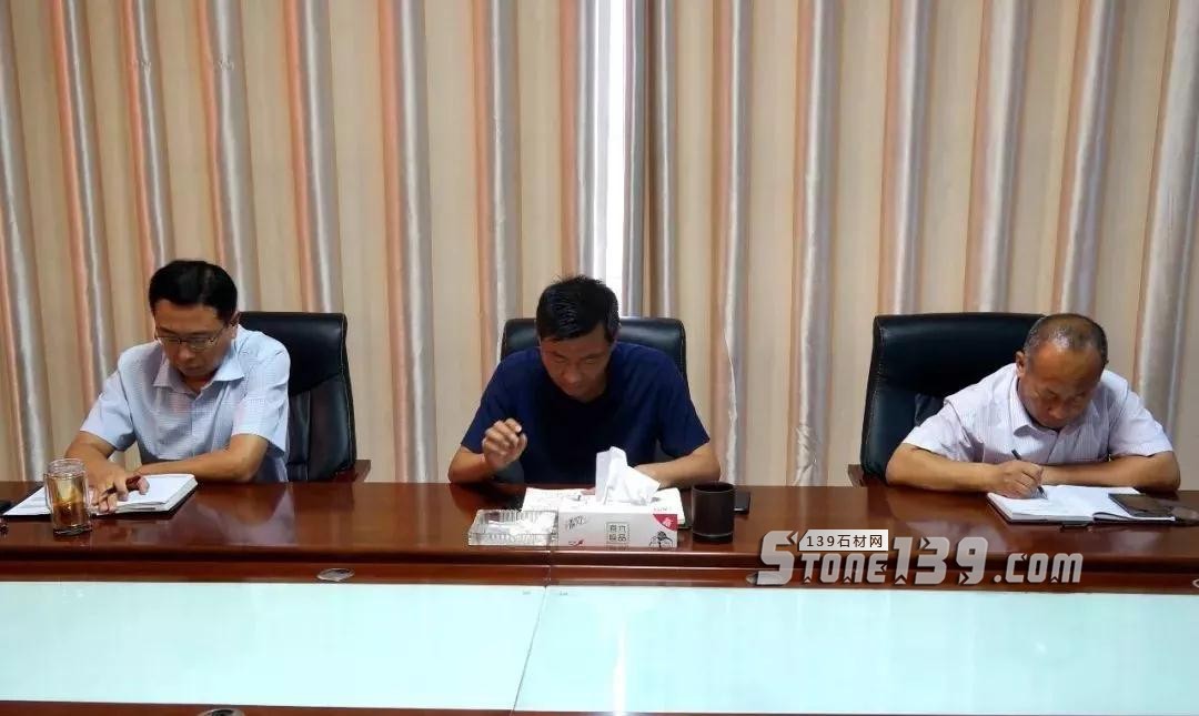 山東汶上縣白石鎮召開石材行業轉型升級調度會議 汶上縣白石鎮召開石材行業轉型會議現場圖片