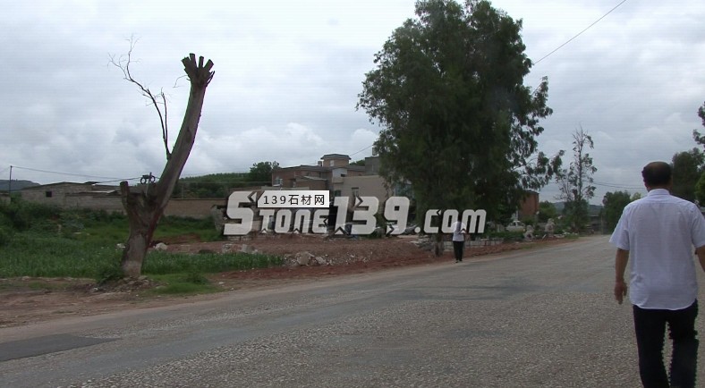 云南省石林縣國土局拆臨拆違，大多數違建戶從事石材、石雕、木材加工廠