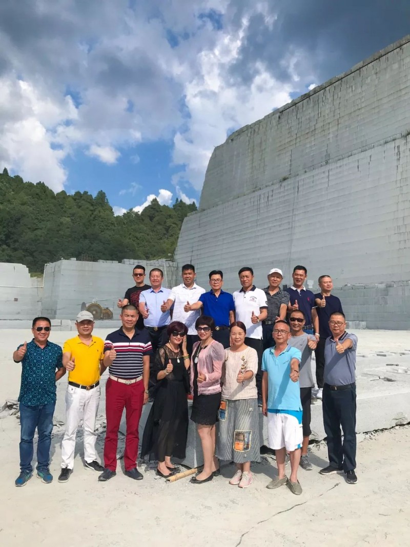 南安石材協會一行人參觀福建富強石材礦區